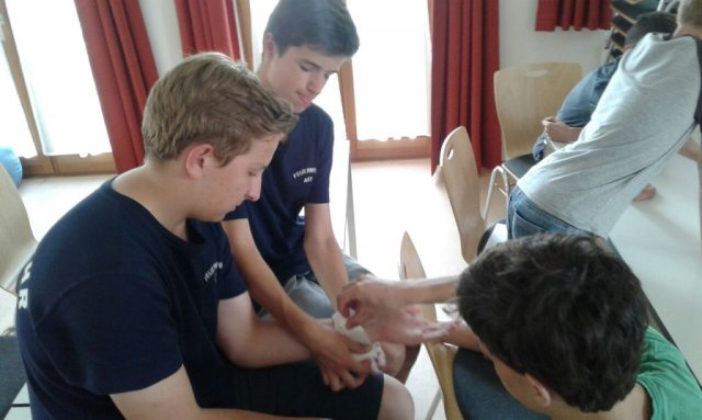 Feuerwehrjugend hält 24 Stunden Bereitschaft - Erste Hilfe Ausbildung